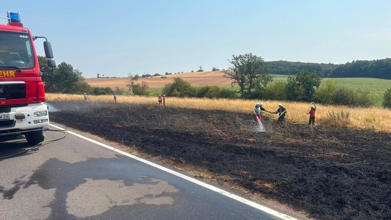 Zwei Brände riefen am Donnerstag die Feuerwehr nach Quirnbach. Teilweise kämpften die Einsatzkräfte in einer Steillage gegen das Feuer.