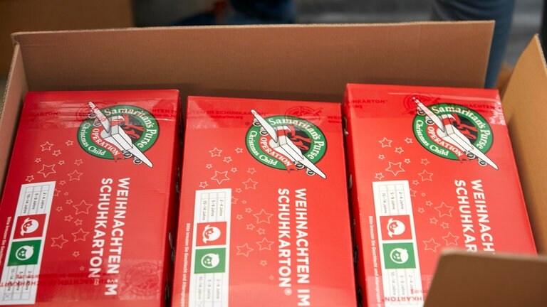 Schuhkartons in einer großen Box.