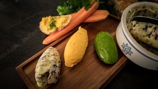 Kräuter-, Karotten-Curry- und Blütenbutter