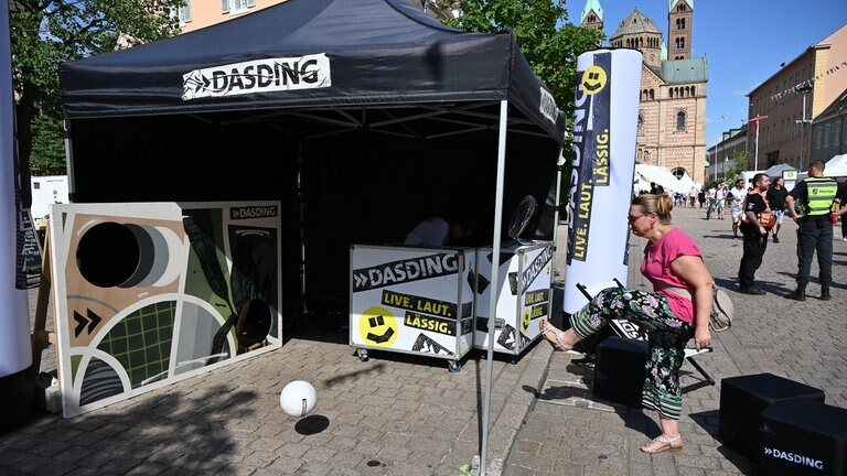 Die SWR Festivalmeile und Festivalbühne auf den SWR Sommerfestival in Speyer.