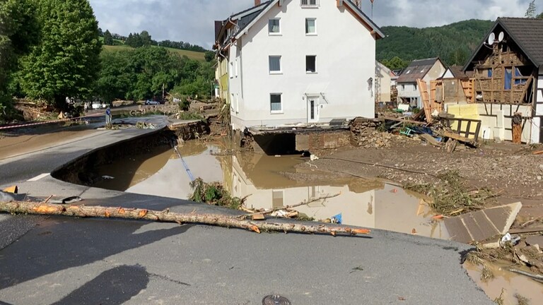 In Schuld ist kaum eine Straße noch passierbar.