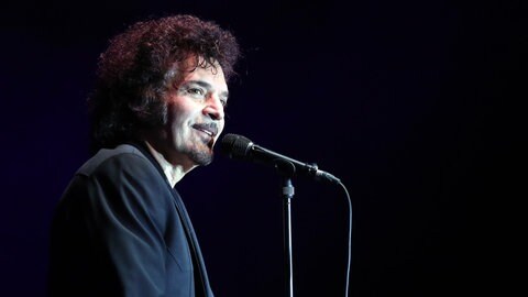 Die Karriere von Gino Vannelli war ein ständiges auf und ab. Von ausverkauften Konzerten bis hin zur Pleite und einem Comeback war alles mit dabei. Seine Fans waren ihm dabei stets treu.