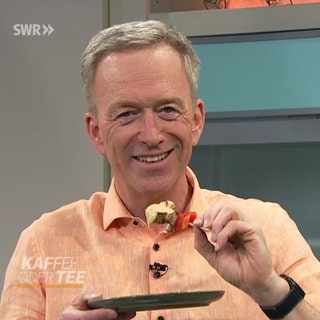 Moderator Martin Seidler mit einem Grillspieß