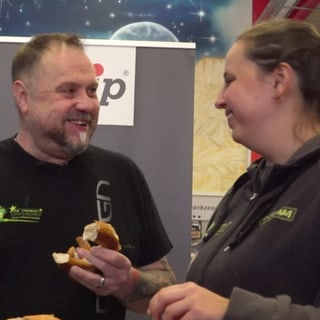 Ralf mit seinen Töchtern im Baumarkt.