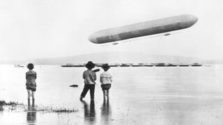 Historische Fotografien der Zeppeline vom Bodensee in der Ausstellung "Bild und Macht" im Zeppelin Museum Friedrichshafen.
