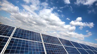 Neu installierte Solar-Module stehen im Energie-Park Nordeifel.