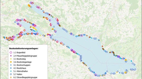 Eine Karte zeigt, wo am Bodensee Boote stationiert sind. Die Sportboote belasten der neuen Studie zufolge die Ökologie von See und Ufer.