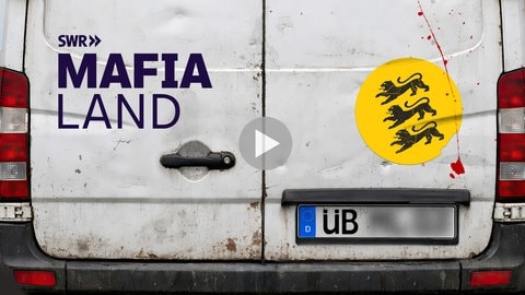 "Mafia Land" als Schriftzug mit SWR Logo auf der Rückseite eines Transporters mit dem Kennzeichen ÜB und einem Baden-Württemberg Aufkleber. Plus Playbutton.