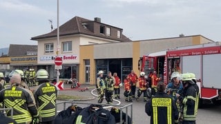 Nach einem Feuer in einem Neckarsulmer Reifenlager geht es den Verletzten nach Angaben des Betriebes wieder gut. 