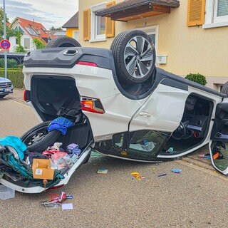Ein Auto liegt nach Unfall in einem Offenburger Wohngebiet auf dem Dach
