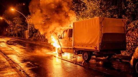 In Idar-Oberstein ist in der nach ein Kleintransporter ausgebrannt. 