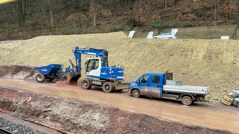 In der Nähe von Kordel sieht man, dass an der Eifelstrecke nach der Flut noch viel repariert werden muss.