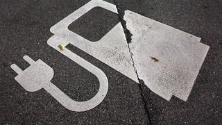 In Wertheim hat eine Frau beim Ausparken einen Millionenschaden verursacht. (Symbolbild) 