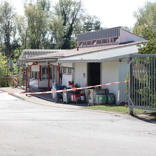 Bei einer Explosion auf einem Wertstoffhof in Überlingen ist ein Mitarbeiter schwer verletzt worden. Jetzt ermittelt die Kriminalpolizei.