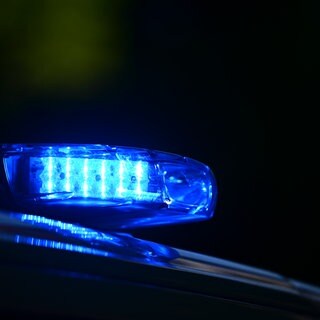 Blaulicht auf einem Polizeifahrzeug (Symbolbild)