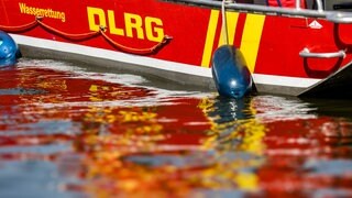 Die DLRG war am Dienstag bei einem Rettungseinsatz auf dem Neckar beteiligt. Eine Frau ist mit ihrem Kajak bei Reutlingen-Oferdingen gekentert. Bauarbeiter haben sie gerettet. Sie wurde schwer verletzt.