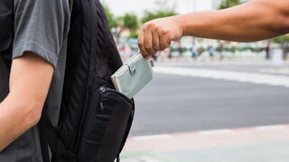Geldbeutel wird aus Rucksack gestohlen