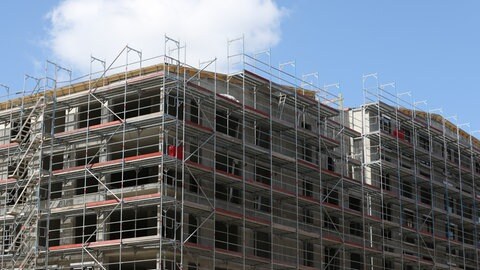 Sozialwohnungsbaustelle in Frankenthal. Eine höhere Förderung führt zu mehr Sozialwohnungen. Allerdings fressen die hohen Baukosten den Vorteil tewilweise auf.