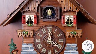 Ein Kuckuck aus Holz schaut aus einer Kuckucks·uhr. Die Uhr zeigt 4 Uhr. Rechts das SWR Logo für Leichte Sprache.
