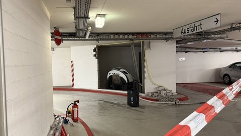 In einem Parkhaus in Ludwigsburg ist ein Porsche in den Lüftungsschacht gestürzt.
