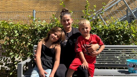 Die beiden Kinder von Jessica Kersten helfen immer gerne mit, wenn die Schulsachen gepackt werden. 