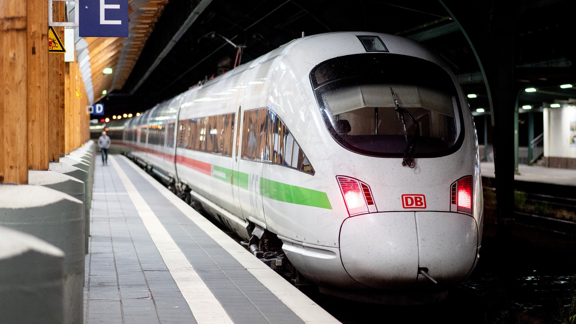 Wegen Sturm: Bahnverkehr am Hauptbahnhof Karlsruhe vorübergehend eingestellt