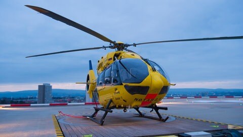 Der rettungshubschrauber Christoph 77 steht auf seinem Start- und Landeplatz
