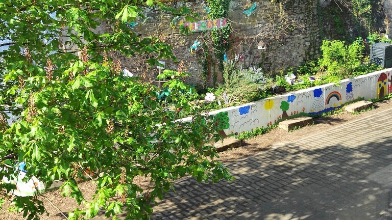 Der Schulhof der Grundschule am Dom in Trier mit einem Schulgarten