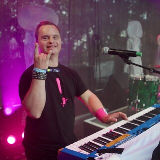 Der Keyborder der inklusiven Band "Alpinaa weiss Bescheid" auf der Bühne beim Pferdefest Piesport.