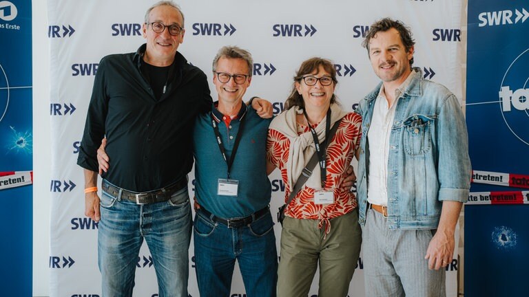 Glückliche Gewinner des Meet & Greet mit den Tatortstars Felix Klare und Jürgen Hartmann