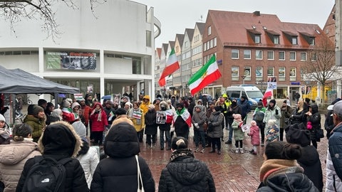 Menschen mit persischen Schah-Fahnen. Sie fordern Freiheit für Iran und solidarisieren sich mit den Protesten in ihrer Heimat. 