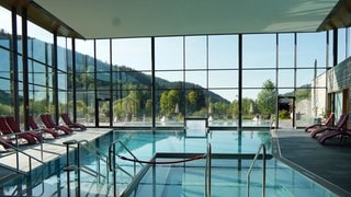 Der Innenbereich eines Schwimmbades mit großer Fensterfront.