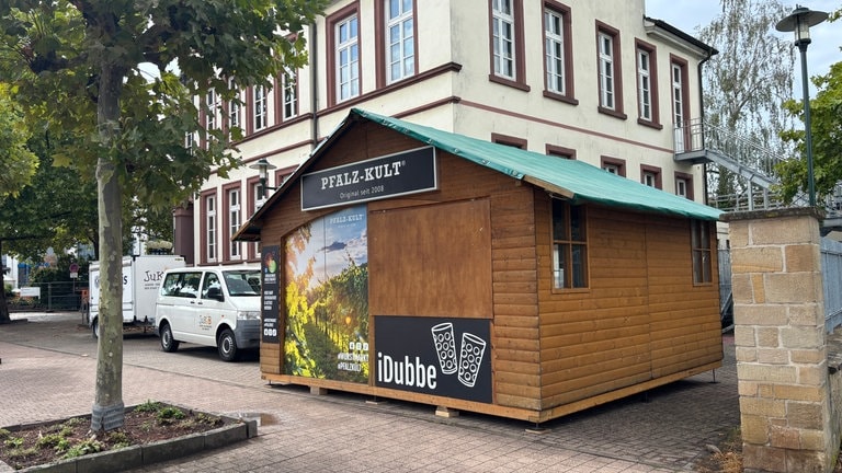 Die Aufbauarbeiten für den Dürkheimer Wurstmarkt laufen schon.