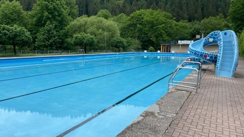 Im Freibad Biebermühle fehlt derzeit noch Personal.