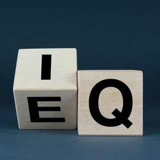 Würfel mit den Buchstaben I und Q