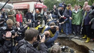Im Sommer 2002 traten die Elbe und ihre Zuflüsse über die Ufer. Das Jahrhunderthochwasser hinterließ eine Schneise der Verwüstung. Tausende Menschen verloren ihr Hab und Gut. Bundeskanzler Gerhard Schröder besuchte am 14. August die Stadt Grimma in Sachsen in Regenjacke und Gummistiefeln.