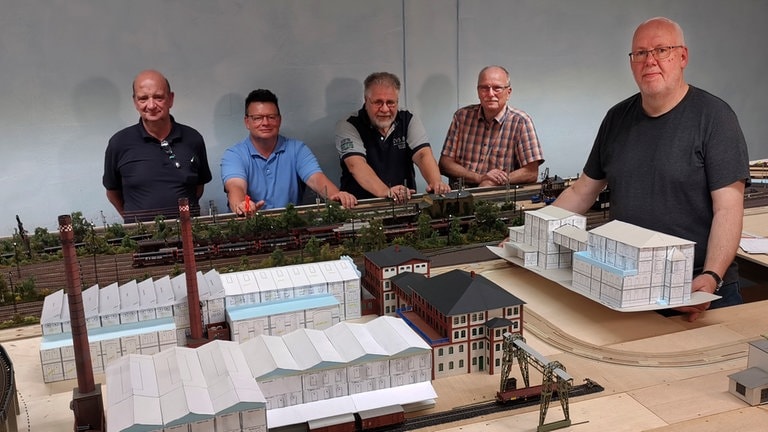 Fünf der acht „Bassumer Modellbahner“ präsentieren ein aktuelles Projekt: 