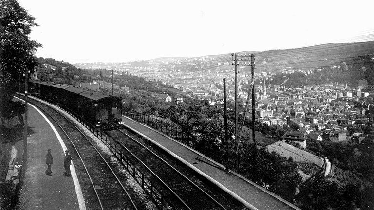 Die Panoramastrecke der Gäubahn oberhalb von Stuttgart, aufgenommen etwa im Jahr 1900. Hier die Haltestelle Heslach mit Blick auf die Matthäuskirche. (Sammlung Uwe Siedentop)