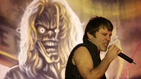 Iron-Maiden-Sänger Bruce Dickinson singt bei Rock am Ring im Jahr 2005.