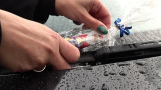 Auto mit "Weihnachtsknöllchen"