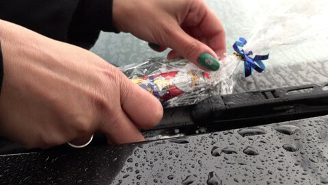 Auto mit "Weihnachtsknöllchen"