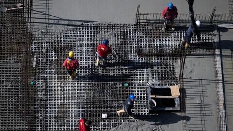 Arbeiter sind auf einer Baustelle beschäftigt. Die größten konjunkturellen Sorgen hat u.a. die Bauwirtschaft
