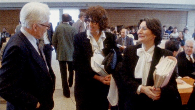 1983 vor dem Bundesverfassungsgericht: Gisela Wild (l.) und Maja Stadler-Euler sind Vorkämpferinnen gegen die umstrittene Volkszählung, bei der die Menschen viele Daten offenlegen sollten.