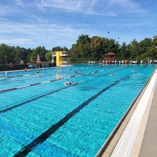 Das Schwimmbad in Gimbsheim bleibt erhalten. Es muss aber saniert werden.