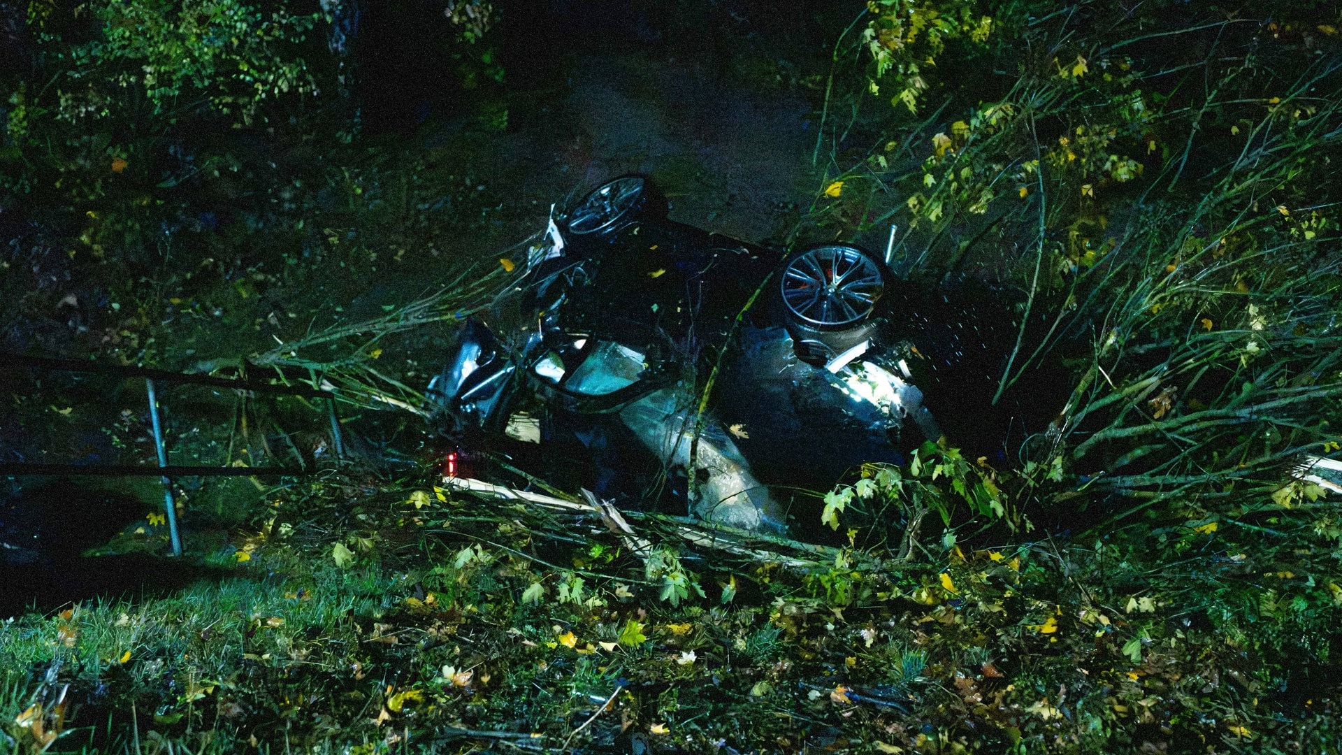 Regen-Unfall auf A61 - Auto stürzt Böschung runter und überschlägt sich