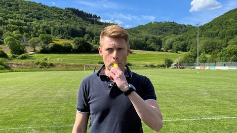 Hier pustet Christian Dingert noch auf dem Sportplatz in Thallichtenberg in die Pfeife. Am Samstag dann beim DFB-Pokalfinale in Berlin. 