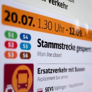 Ein Schild weist auf die Sperrung der Stammstrecke im Sommer 2026 hin.