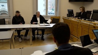 Ein Angeklagter und sein Verteidiger im Reutlinger Amtsgericht. Ein Autoraser muss ins Gefängnis.