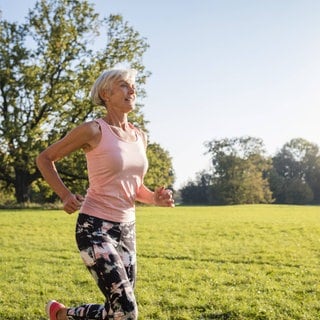 ältere Frau joggt