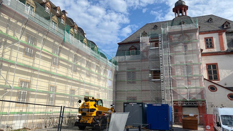 Blick auf den Florinsmarkt in der Koblenzer Altstadt: Hier wird nach jahrelangem Stillstand bis Ende 2027 ein historischer Gebäudekomplex umgebaut und saniert. 